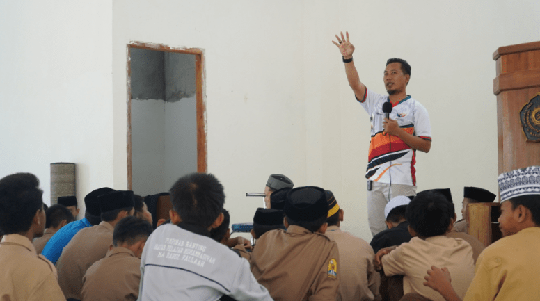 Muhammad Asyrofi Kenalkan Panahan kepada Santri Darul Fallaah Unismuh Makassar